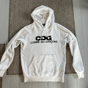 Comme des garçons hoodie - Vit hoodie från Comme des garcons i bra skick. Strl M. Hojta gärna tillbehör fler bilder eller frågor 🙌