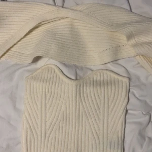 Crop top och kofta  - Aldrig använt i storlek xs 