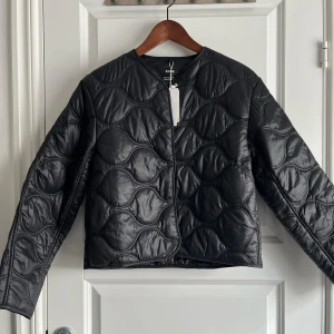 Svart quiltad jacka från Mango - Snygg svart quiltad jacka från Mango. Jackan är aldrig använd och lappen är kvar. Helt slutsåld online och i butik. 