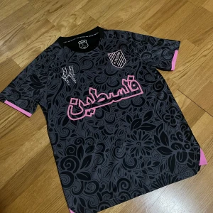 Palestina Tröja - Säljer min Palestina tröja, storlek S. Produkten är i väldigt bra skick. Priset kan diskuteras vid köp av snabb affär