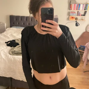 Svart croppad tröja - Säljer en svart croppad tröja med långa ärmar. 