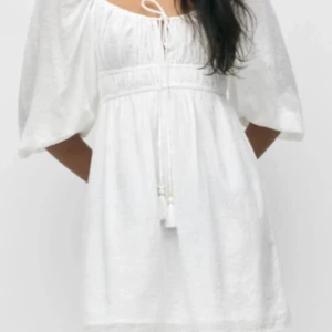 Vit klänning Pull & Bear - Säljer en söt vit klänning från Pull & Bear i storlek XS. Perfekt för t.ex skolavslutning, konfirmation, midsommar eller bara en varm sommardag! Bara använd vid två tillfällen och i nyskick. 