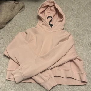 Ljusrosa hoodie från H&M Divided - Säljer en ljusrosa hoodie från H&M Divided. Den har en klassisk design med huva och långa ärmar. Perfekt för en avslappnad stil. Materialet är mjukt och bekvämt.