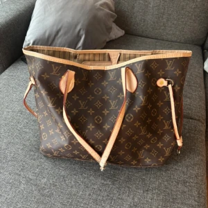 Väska  - Köpt på Vinted så vet tyvärr inte vart den kommer ifrån. Fint skick förutom slitage på handtagen och en reva i fodret. Tveka inte vid frågor 🫶🏼