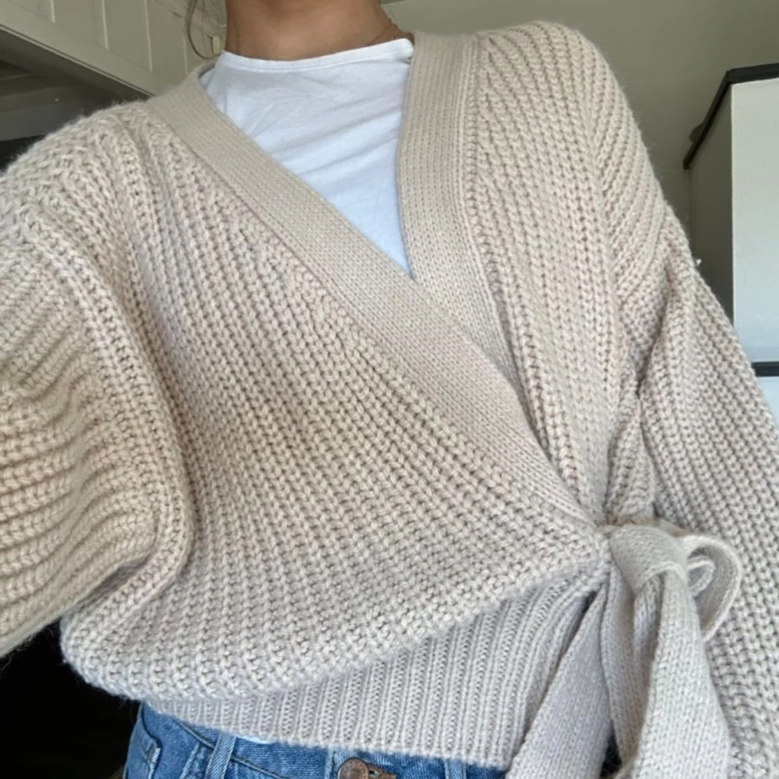 Beige stickad omlottkofta från Zara
