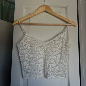 Vitt linne i spets  - Ett vitt linne i spets från h&m i storlek s. Varan är lätt nopprig (bild 4) samt har en lätt missfärgning (bild 3). Passar bra till sommaren 