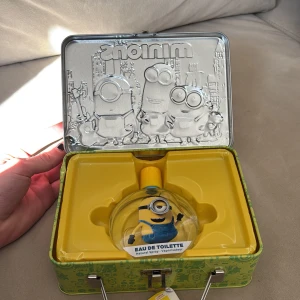 Parfym med doft av minionerna - Ultra rare limited edition minionparfym i en gedigen (men lite bucklig) plåtlåda. Jag har inte provat parfymen, men antar att den luktar gudomligt gott. Förpackningen är 100ml EDT. Tveka inte att höra av dig vid frågor!
