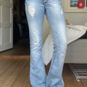 Lågmidjade o utsvängda jeans  - Säljer nu dessa jättefina jeans från mayo chix🥰        De är i fint skick, men har ett litet hål på ena fickan men inget man störs av 💘                    Midjemått: 37 cm                                      Innerbenslängd: 82 cm ❣️