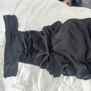 Svart klänning med knappar - Snygg svart halterneck tröja med fina detaljer. Satin material och super fin till finare tillfällen💓