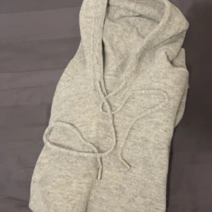 Merinoull hoodie - Här har jag en helt ny merinoull hoodie som är ej använd, den säljs pga att den ej passade mig. Storleken är S och passar dig som även har XS