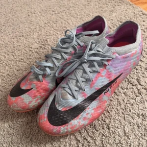 Nike zoom mercurial vapor 15 elite fotbollskor  - Säljer dessa fotbollsskor då jag inte spelar fotboll längre. Skorna är i bra skick. Använda en sommar. 