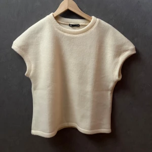Beige ärmlös topp från Zara - Säljer en beige ärmlös topp från Zara. Använd en gång 