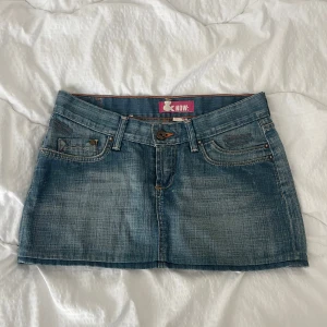 Lågmidjad jeanskjol - Säljer super snygg jeanskjol💗💗 mått: midjemått tvärsöver 36.5-37, längd lite drygt 29cm💗💗