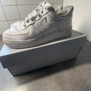 Air force 1  - Säljer dessa Air force 1 i fint använt skick då dom inte kommer till användning. Storlek 37.5 köpte för 1500kr hör gärna av dig om du har några frågor💕