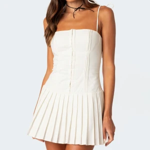 Vit miniklänning - Super söt mini klänning från edikted❣️ använd endast en gång så jätte fint skick! 