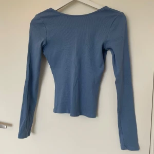 Blå ribbad topp från Gina Tricot - Säljer en snygg blå ribbad topp från Gina Tricot. Toppen har en djupare urringning i ryggen. I storlek xs och i mycket bra skick. 💙