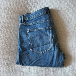 Arket mörkblå jeans  - Arket mörkblå jeans | Bra skick 8/10 | Storlek: W32 L34 | Nypris 790kr | Passform: Staright fit | Fraktar spårbart med Instabox eller PostNord | Hör av er vid funderingar | A&W fashion 