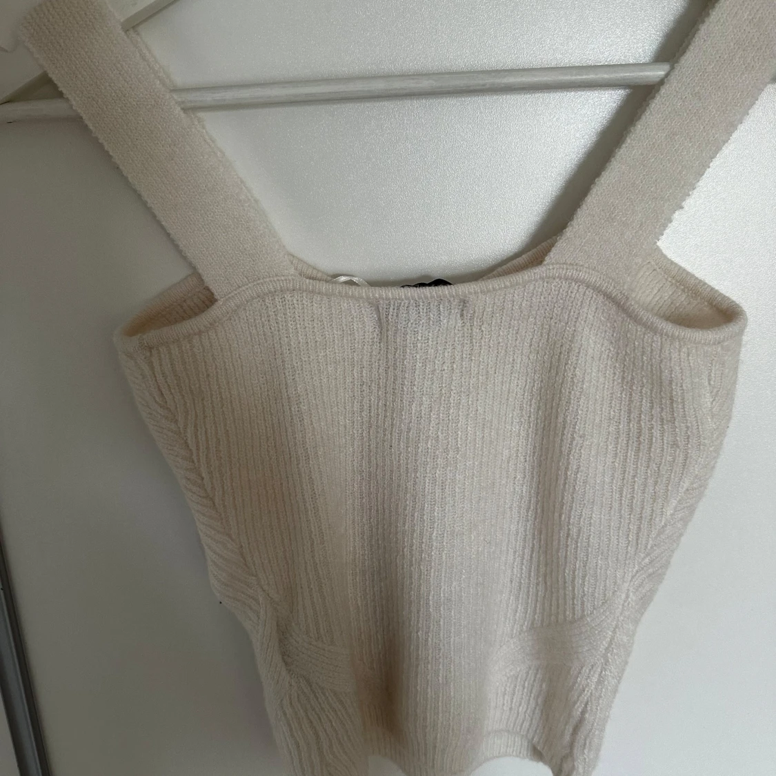 Vit stickad linnetopp från Guess - 2