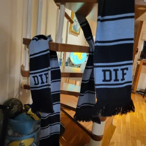 Två blåsvarta DIF-halsdukar - Säljer 2 stycken halsdukar i svart och blått med DIF-tryck. Priset är för de båda halsdukar, men det är inte fast i sten, så hör gärna av dig!