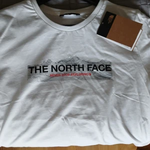 The North Face T-shirt - Säljer en helt ny North face tshirt då den kom i fel storlek, helt helt oanvänd. Köpt för 350kr säljer för 300kr, Storlek Youth XL 14-16y. Passar Herr XS