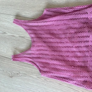 Rosa spetslinne från Zara - Säljer ett sött rosa spetslinne från Zara. Linnet är ärmlöst och har ett vackert spetsmönster som ger en luftig och somrig känsla. Perfekt för varma dagar eller som ett lager över en annan topp🩷🩷.