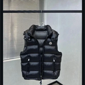 Moncler Gilet Väst - Sprillansny moncler gilet väst, som är perfekt för kyliga dagar. Jag har haft den i cirka 2 månader och kan gärna diskutera priset. Den passar mig som är 80-85 kg och 180-185 cm. 