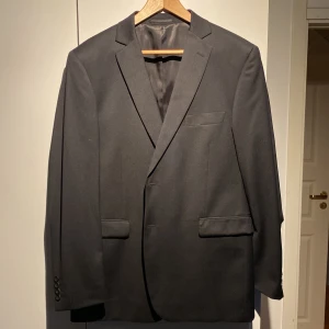 Dressmann Kavaj - Ord -:2000kr Storlek: R52 Fick den av farsan men passar inte så jag säljer.