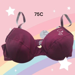 Vinröd bh med Snoopy-design 75C - Snygg vinröd bh från SNOOPY med glittrande detaljer och ett unikt tryck på kupan. Axelbanden är justerbara och har Snoopy-text. Perfekt för att lägga till lite extra stil i din garderob! Uttagbara inlägg. Ny med prislapp. Kommer från ett konkurslager. Se också mina andra annonser för möjlighet till mängdrabatt och samfrakt. Är priset för högt? Kom med ett bud.