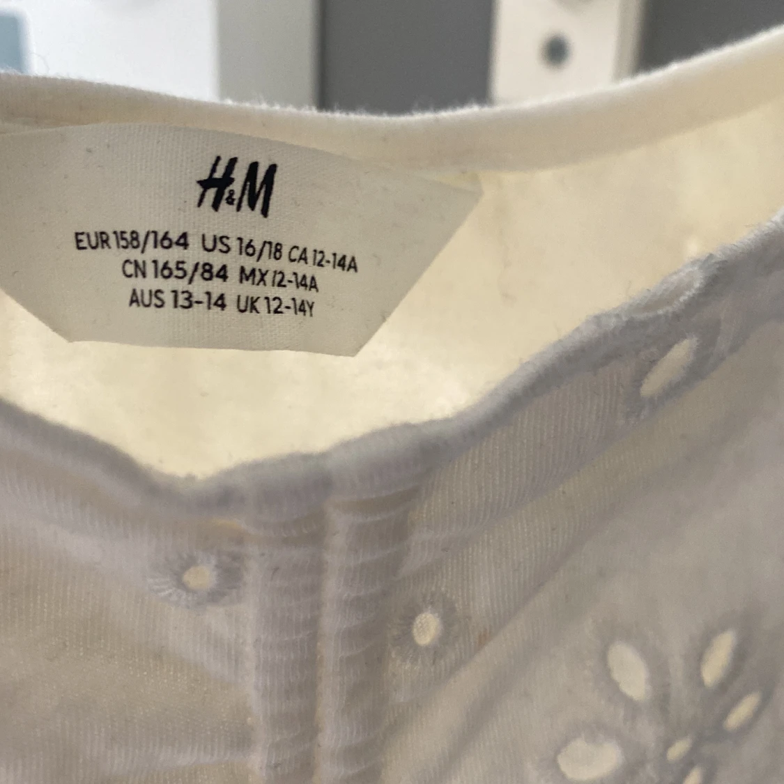 Vit broderad topp från H&M - 2