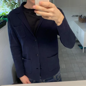 Stickad kofta från John Henric - Säljer en stickad kofta från John Henric. Bra skick sparsamt använd. Storlek S. Hör av dig ifall du har några frågor eller funderingar.