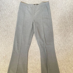 Grå kostymbyxor - Snygga grå kostymbyxor med en klassisk bootcut-stil. 