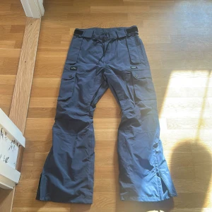 Skidbyxor från dope - Säljer ett par blå skidbyxor från dope perfekta för en dag i backen utan att frysa.Använda ungefär 2 veckor. Nypris: 1800. Mitt pris 800kr. Pris går att diskutera.