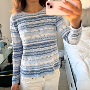 Blå och vit broderad tröja - Så snygg och fräsch tröja till sommaren!