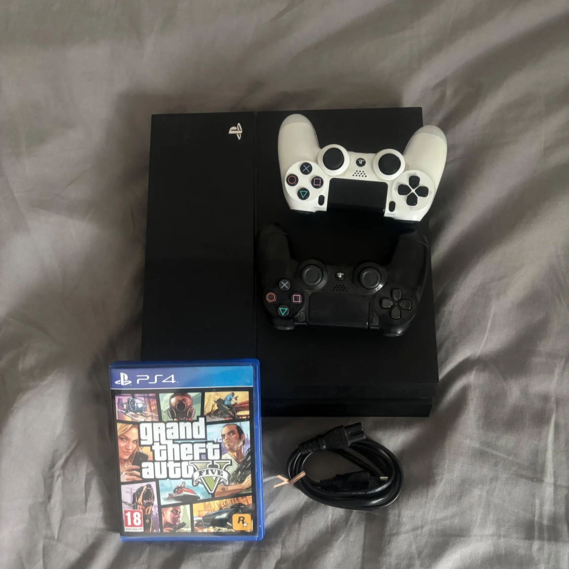 PlayStation 4 med två kontroller och GTA V - 1