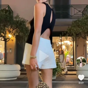 Svart linne från zara  - Såå snyggt linne från Zara med öppen rygg storlek S. Har två likadan, så jag säljer den ena. Fint skick! 