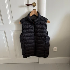 Svart väst - Snygg basic svart dunväst från Uniqlo | Rikgit bra skick 8.5/10 | Storlek: S | Hör av dig vid minsta lilla funderingar! | A&Wfashion 🌟🙌🏻