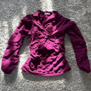 Blus - Supersöt blus ifrån ellos med volangdetaljer och ganska figursydd i storlek 34/36