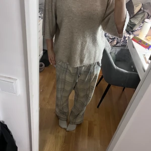stickad tröja - Säljer en mysig beige stickad tröja från 157. Tröjan har trekvartsärmar och en rund halsringning. Perfekt för kyligare dagar. Passar bra till både jeans och kjol.