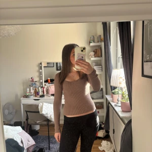 Brun ribbad tröja - Säljer denna fina bruna toppen som är ifrån Vero Moda. Säljer då den inte kommer till användning längre. Frakt ingår inte och priset kan diskuteras💗💗