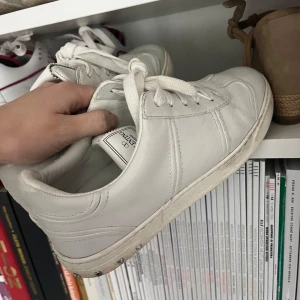 Vita sneakers från Valentino - Valentino sneakers i vitt skinn. Använd en del. Storlek 38.5