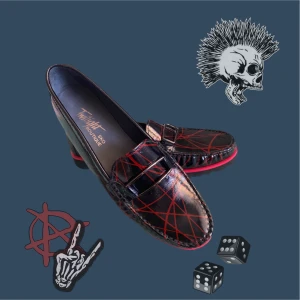 Punk loafers - Svart och röd-mönstrade loaferskor thriftade men oanvända då de är för stora för mig även med sula i. Omärkta men misstänker att det är storlek 41 då jag vanligtvis har 40. Skriv gärna vid intresse för mått! Prima skick. Läs bion innan köp.