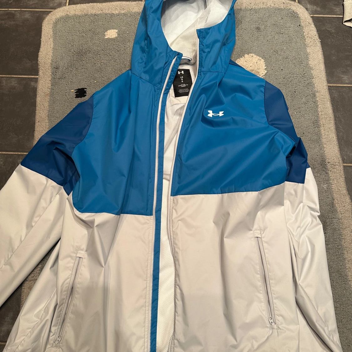 Blå och vit vindjacka från Under Armour - 1