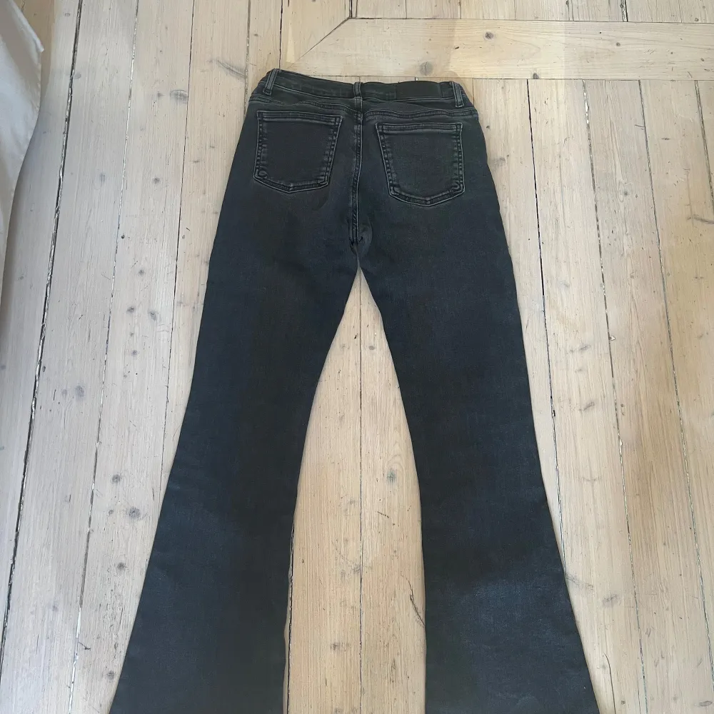 Snygga svarta bootcut jeans från bikbok. Nypris är 700kr💕💕. Farkut & Housut.