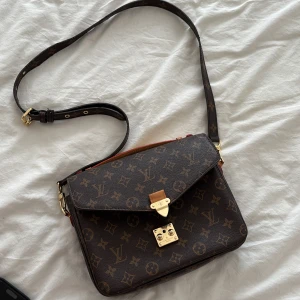 Väska  - Använd ca 1 års tid men är i väldigt bra skick