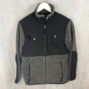 Ralph Lauren fleece - Fint skick! Modellen är 185 och bär S