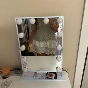 Vit volangkjol från nakd - Söt vit kortkjol med flera lager av volanger. Perfekt för en somrig look. Kjolen har en luftig och lätt design som ger en romantisk känsla. Pris 150kr