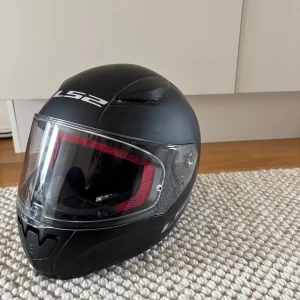 Svart hjälm från LS2 - Säljer en svart moppehjälm från LS2. Endast använd fåtal gånger! Nypris 1039kr! Fåtal små små repor annars jättefint skick!