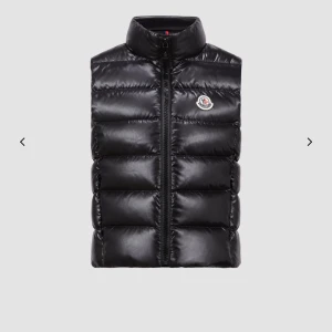 Svart dunväst från Moncler - PRISET ÄR DISKUTERBART VID SNABB AFFÄR! (Äkta) Snygg svart dunväst från Moncler med dragkedja och hög krage. Perfekt för kyliga dagar när du vill hålla stilen. Endast använd fåtal gånger så precis som ny, kan skicka egna bilder om de önskas 