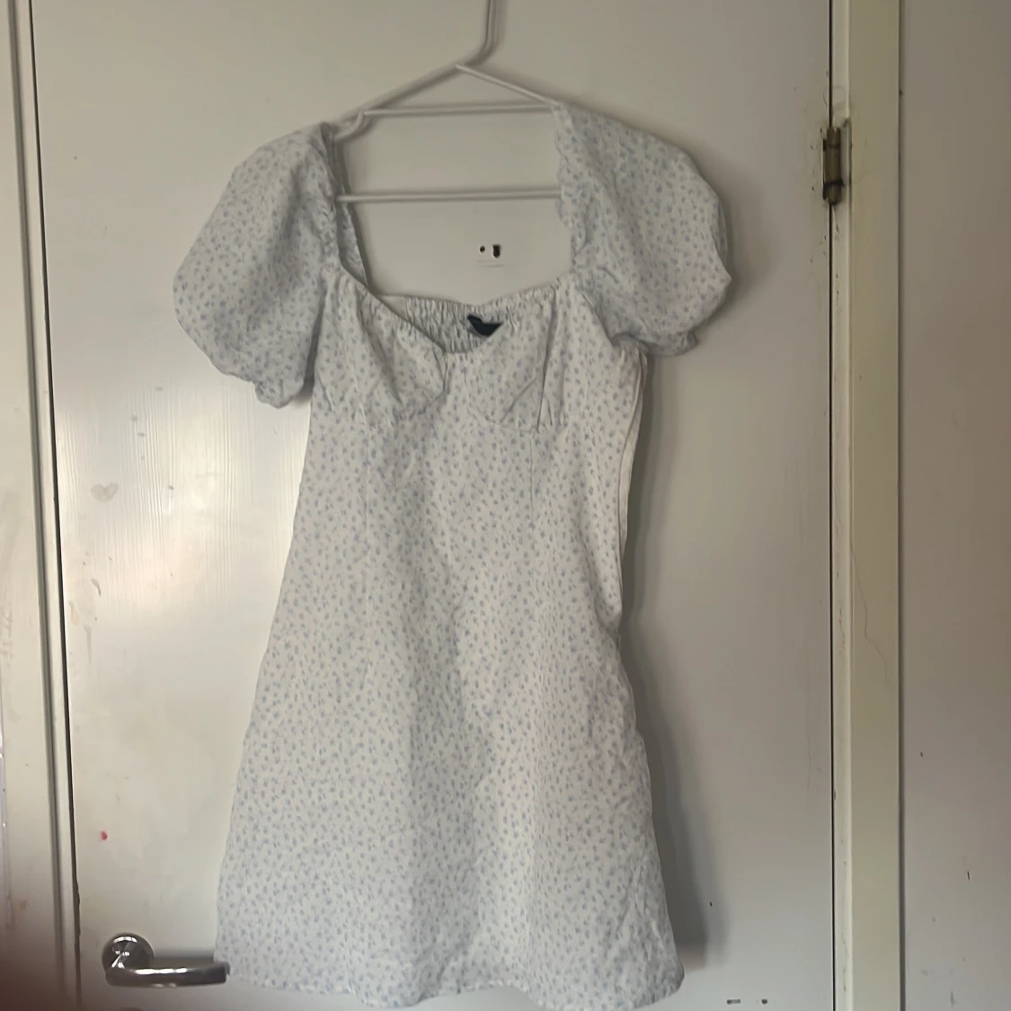 Vit blommig klänning från Divided