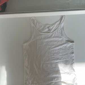 Vit linnetopp från Cubus - Säljer en klassisk vit linnetopp från Cubus. Perfekt för varma dagar eller som lager under andra plagg. Enkel och stilren design med rund halsringning.